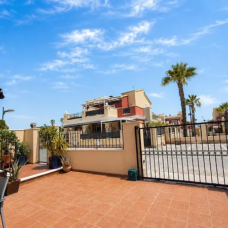 Feriehus Altos De La Baha Spacious Townhouse With Private Garden Pool Torrevieja